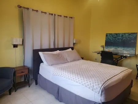 Upstairs 2 bedroom apartment- 5 mins from the beach