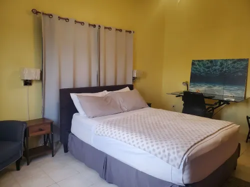 Upstairs 2 bedroom apartment- 5 mins from the beach Hotels in Island Harbour