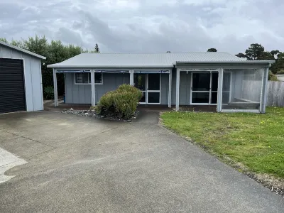 Beach getaway Hotels near Bream Bay Superette