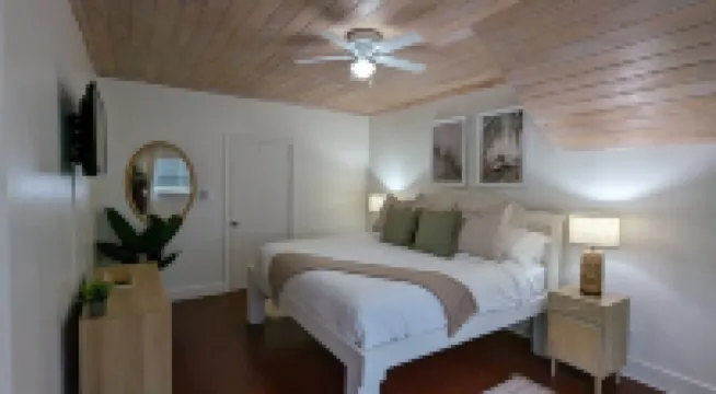 Coastal Chic - Cozy 2BR 3bd in charming Harbour Island Steps to Pink Sand Beach Hotels in 