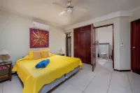 Waterfront Condo, shared pool,walking distance to town steps away from the Ocean Hotels near Flamingo International Airport