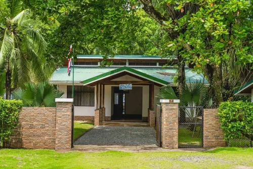 Beach Front Peaceful House w/ a/c & wifi - La Ola Feliz