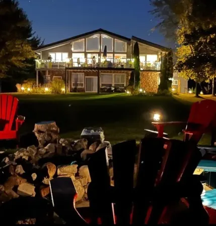 Huron Waterfront Cottage/16+ Guests/Hottub/Outdoor Shower/2 Pets/Private Beach. Отели в г. Ашфилд-Колборн-Ваванош