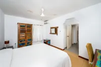 Charming oceanfront villa, great house reef near restaurant and dive operation