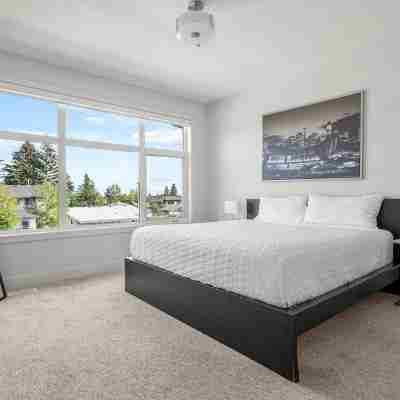 Modern family-sized house close to 17th Ave and downtown Rooms