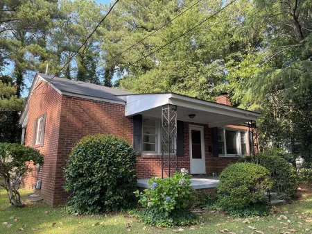 Palm Cottage - Centrally Located Brick Home on Quiet Street