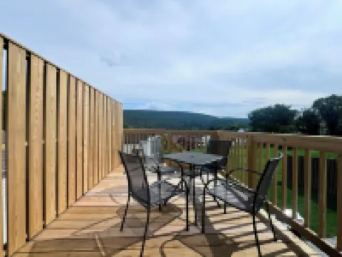 Wonderful Mountain Views.  Walk to Rivers, Parks, Restaurants and Shops.