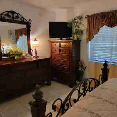 FABULOUS 1BR/1BTH CONDO - 1/2 BLOCK TO BEACH Rooms