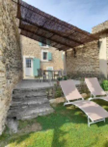 GIte in a quiet hamlet near Gordes