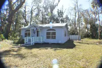 The Cozy Cute Rustic Lodge close to everything. Clean & Spacious- Fire Pit.