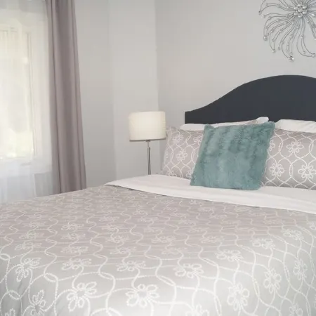 Cheerful 2 Bdrm house, free Netflix, free parking for 2 cars
