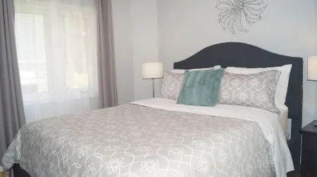 Cheerful 2 Bdrm house, free Netflix, free parking for 2 cars