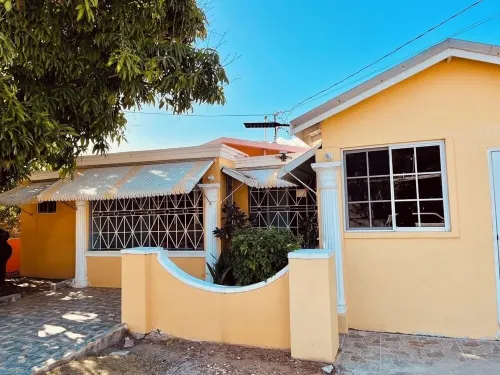 Cozy Jacuzzi 2bd - 5 minutes from the beach! Hotels in Hellshire