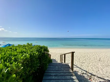 Grace Bay Getaway: Beachwalk Compact Studio with Shared Pool and Free Parking