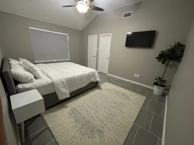 Beautiful home away from home. 5 mins from Joe Pool Lake. 파크힐 공원 주변 호텔