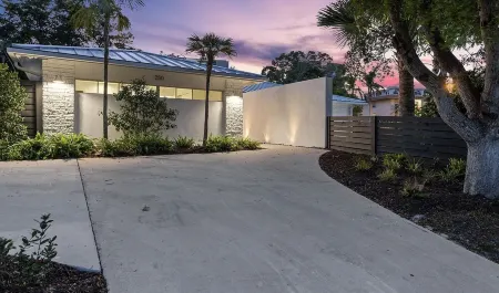 Paradise Point by DecaStay - Private Pickleball Court, Walk to Beach Отели рядом с достопримечательностью «Hideaway Beach»