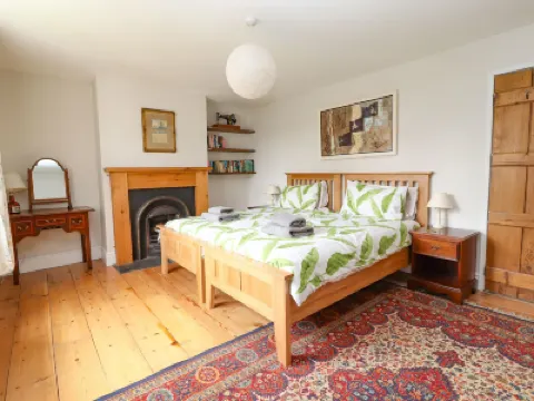 2 Ashby Place Hotels in 