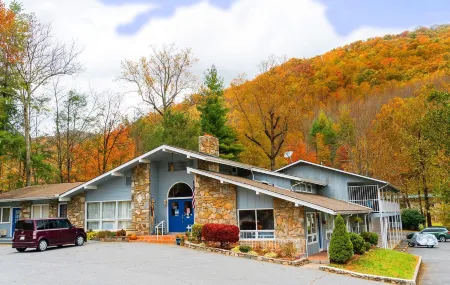 Meadowlark Motel with Restaurant & Bar