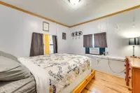'Cabana Luna' Cabin w/ Deck, Swing & Fire Pit! - Homestays