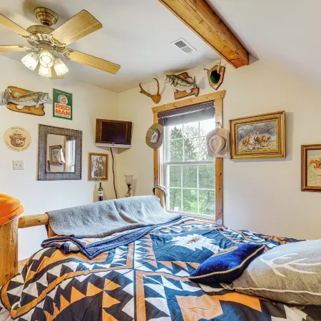 'the Lodge at Crider Creek' Getaway on 140 Acres!