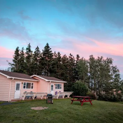 Sea Breeze Cottages Hotels near Mica Hill Trailhead
