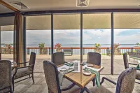 Idyllic Montgomery Condo w/ Pool & Lake View! - Balkon