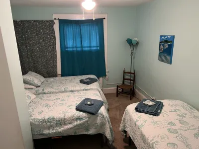 Historic Beach Side Getaway - Pet Friendly, Wifi 3 Bedroom Cottage by Redawning Hotels in Norfolk