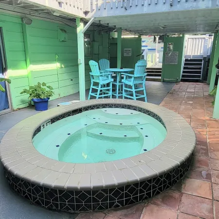 Upper Deck Hotel and Bar - Adults Only