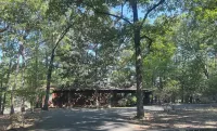 Lake Side Three Bedroom, Two Bath House on Lake Ouachita with Private Hot Tub. by RedAwning Hotels in Mount Ida