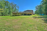 Pet-Friendly Home w/ Deck in Broken Bow!