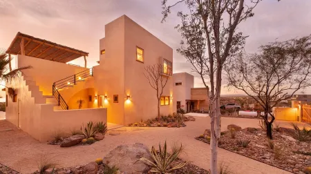 Casa del Arco - a magical modern eco Mexican home Отели рядом с достопримечательностью «La Sonrisa de la Muerte»