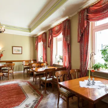 Hotel Garni Schlossgarten Отели в г. Нойштрелиц