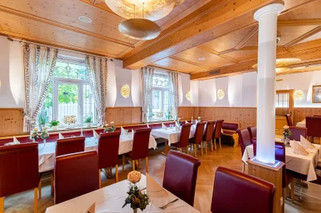 Hotel-Gasthof Hüttensteinach Отели в г. Зоннеберг
