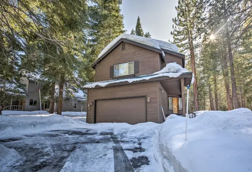 Cabin < 2 Mi to Tahoe Donner Downhill Ski Resort - Pet friendly