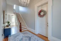 Chic & Historic Apartment ~ 6 Mi to Louisville! - parking