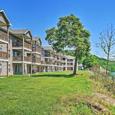 Lakefront Branson Getaway Near Marina and Fishing!