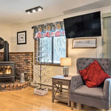 Hartford Escape w/ Fire Pit ~ 3 Mi to Ski & Golf! Hotels in Quechee