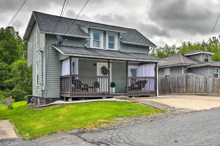Morgantown Home w/ Deck ~ 2 Mi to WV University! Отели в г. Моргантаун