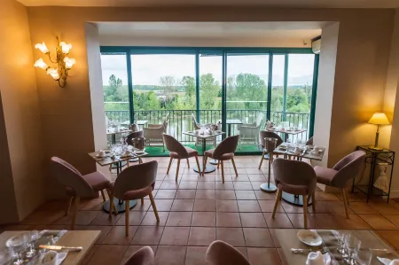 Hotel Restaurant CÔTE Garonne le Balcon des Dames - Tonneins Marmande Agen - Chambres climatisées Отели в г. Эгийон