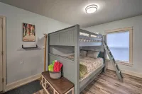 Cabin w/ AC, Hot Tub, Deck, Oversized Parking - Balcony