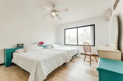 Turquoise Cozy Villa w/ free access to the beach
