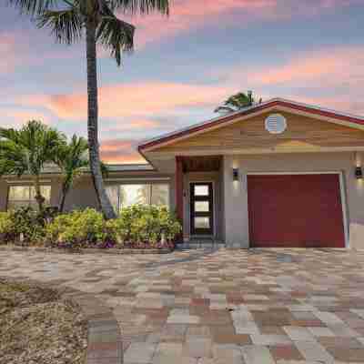 Your own Tropical Oasis with a fabulous pool 1 min from the beach Hotel Exterior