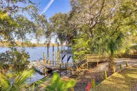 6 Mi to Manatee Springs! Family Riverfront Getaway - Homestays