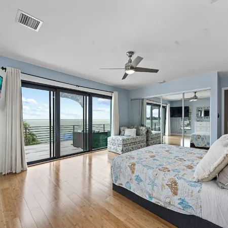 Spacious 5-bedroom house with Pool, Ocean Views, Dock in  wonderful Marathon, Fl