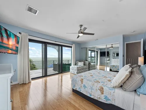 Spacious 5-bedroom house with Pool, Ocean Views, Dock in  wonderful Marathon, Fl - 방갈로