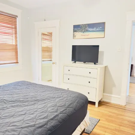 ACROSS from Ventnor BEACH BLOCK! 2 bd -and 2 ba unit  - 8th house from beach.