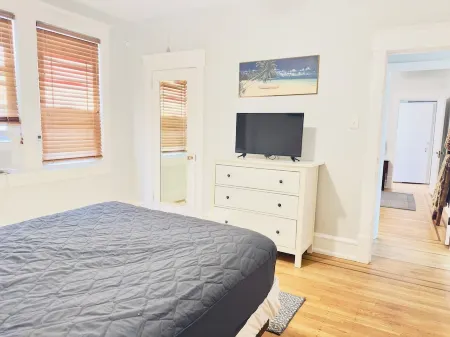 ACROSS from Ventnor BEACH BLOCK! 2 bd -and 2 ba unit  - 8th house from beach.