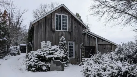 Charming Cottage on Meadowcroft Estate - A Birders Paradise Nestled in the Woods Отели в г. Чатем-Кент Дивижен