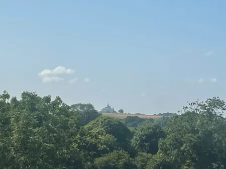 Domaine la Perruche Parenthèse poétique Vue Mont-Saint-Michel & Petit-déjeuner Festin Отели в г. Сервон