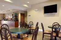 Microtel Inn & Suites by Wyndham Zephyrhills - breakfast